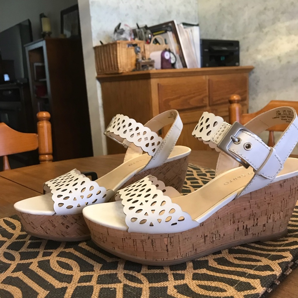 White Franco Sarto wedges. Sz 7.5 fit like 8